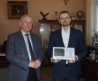 Осциллограф Rohde & Schwarz передали в дар физическому факультету МГУ имени М.В. Ломоносова 