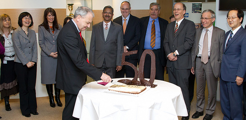 Председатель Технического руководящего бюро ИСО, Якоб Холмбальд (Jacob Holmblad), разрезает торт, посвященный юбилейному 50-му заседанию комитета. (Фото: ISO/Granier)