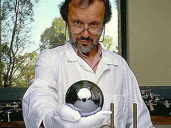 Один из создателей кремниевой сферы, содержащей строго определенное количество атомов, работы которого позволили уточнить число Авогадро. Фото CSIRO
