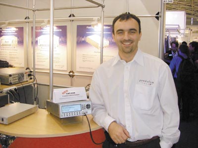 Региональный менеджер по продажам в Европе компании Pendulum Instruments Кшиштоф Мазур (Krzysztof Mazur, Area Sales Manager Europe) демонстрирует новый частотомер CNT-91R с рубидиевым опорным генератором